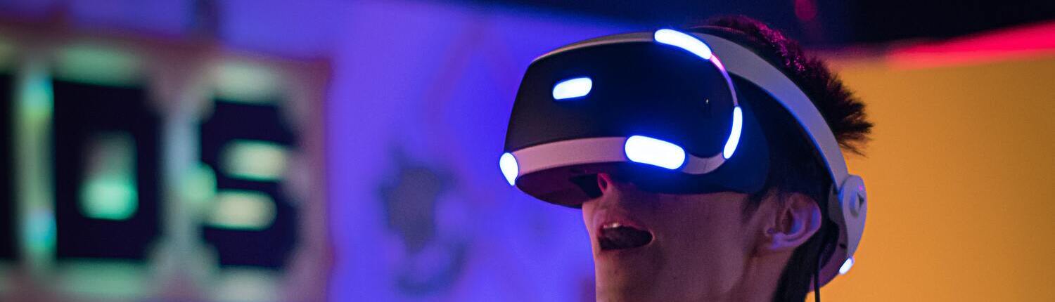 Fotografia d'un home amb ulleres de realitat virtual