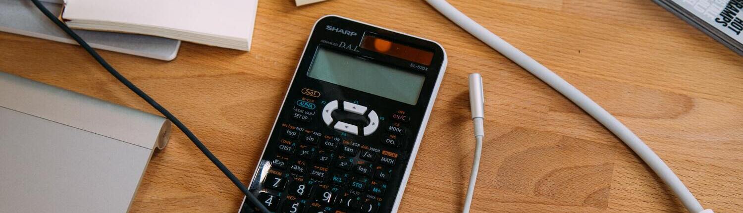 Fotografía de una calculadora científica sobre una mesa